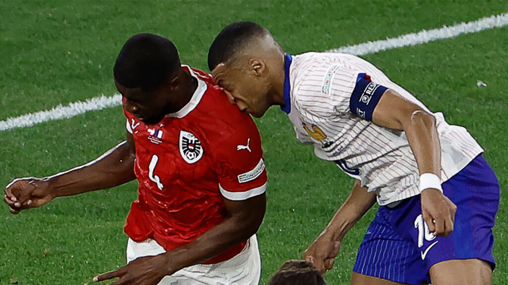 Mbappè rennt in die Schulter von Danso.