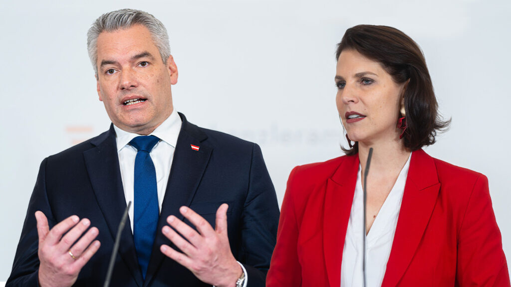 Nehammer und Edstadler bei einer Pressekonferenz.