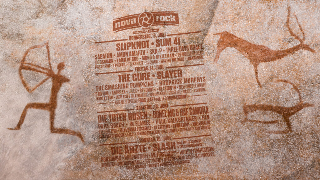 Das Bild zeigt das Line-Up des Nova Rocks auf einer Wand in einer Höhle.