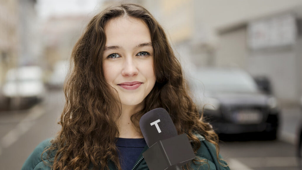 Lena Schilling posiert mit einem Mikrofon