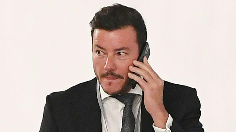Rene Benko telefoniert und leckt sich lüstern die Lippen.