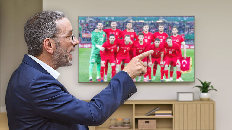 Kickl zeigt mit offenem Mund auf den Fernseher.
