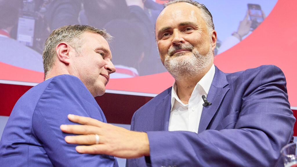 Ein lächelnder Doskozil fasst Babler an die Schulter.