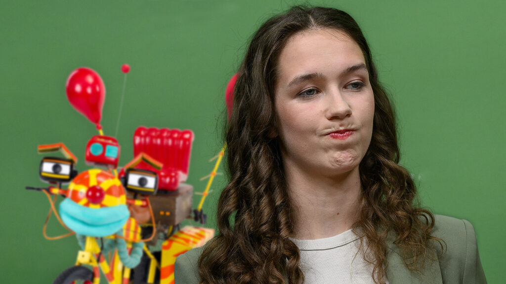 Das Bild zeigt eine schmollende Lena Schilling, hinter ihr Tom Turbo