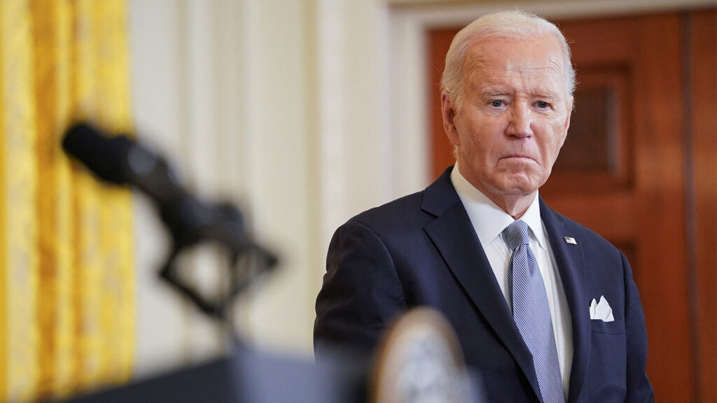 Biden schaut auf Podium