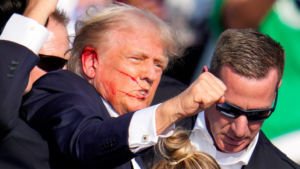 Trump blutet am Ohr