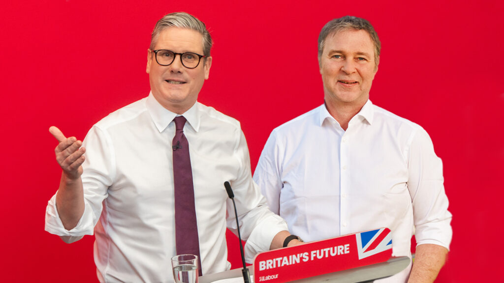 Keir Starmer und Andreas Babler posieren am Pult.