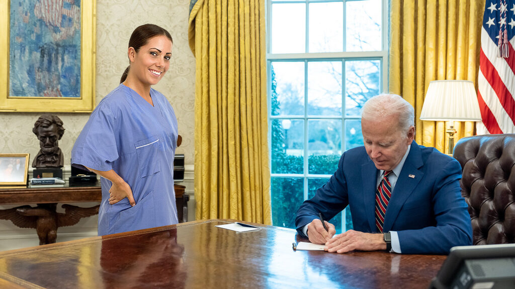 Biden sitzt im vermeintlich weißen Haus, daneben eine Pflegerin.