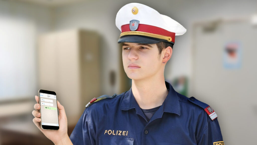 Das Bild zeigt einen jungen Polizisten mit einem Handy.