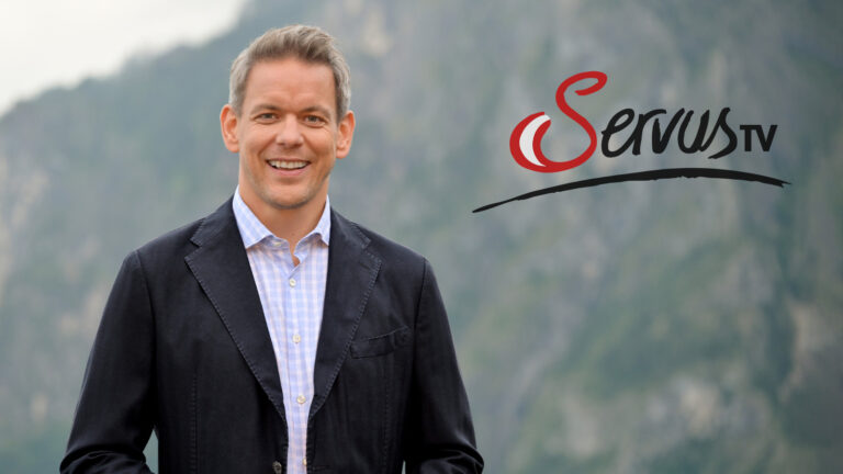 Das Bild zeigt einen lächelnden Martin Thür, daneben das ServusTV-Logo