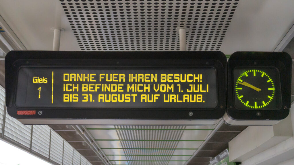 Eine U-Bahn Anzeige der Wiener Linien zeigt "Danke für Ihren Besuch! Ich befinde mich vom 1. Juli bis 31. August auf Urlaub."