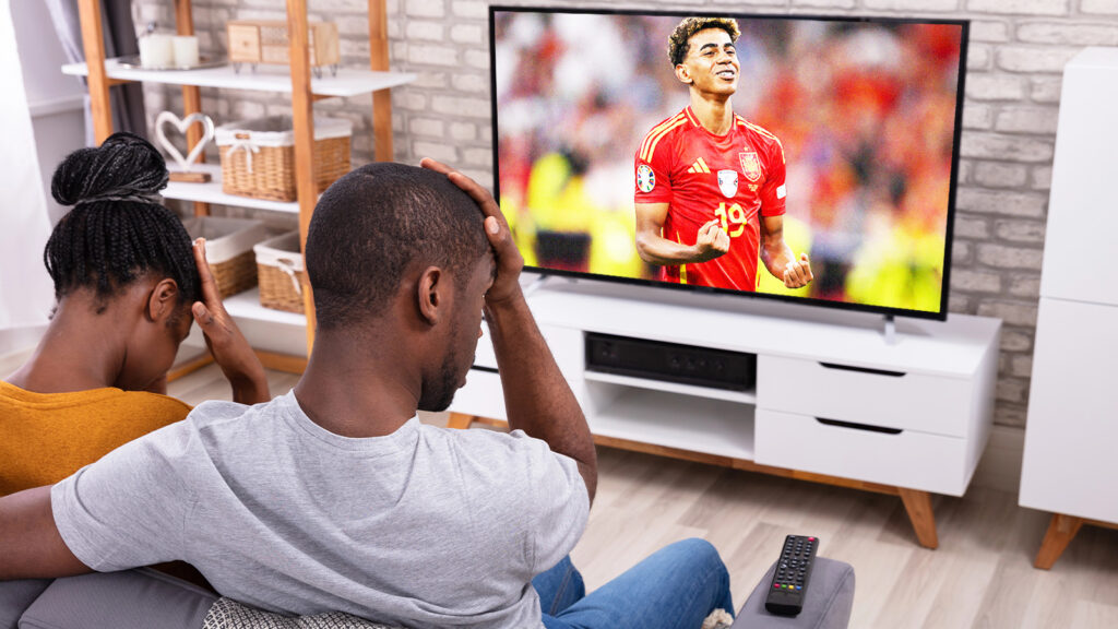 Yamals Eltern fassen sich traurig an den Kopf. Im Fernseher ist Yamal selbst zu sehen.