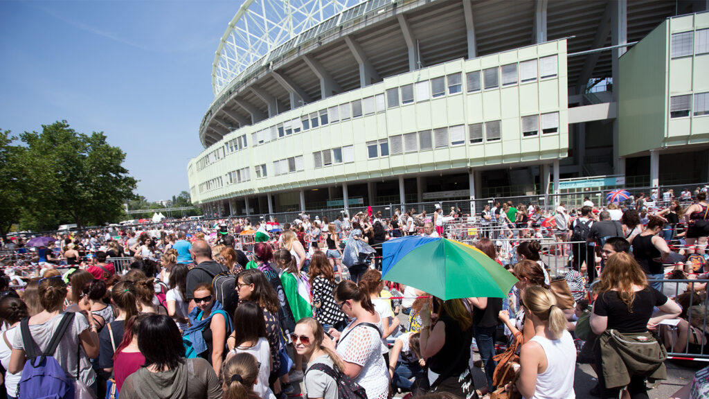 Leute stehen vor dem Happel-Stadion Schlange