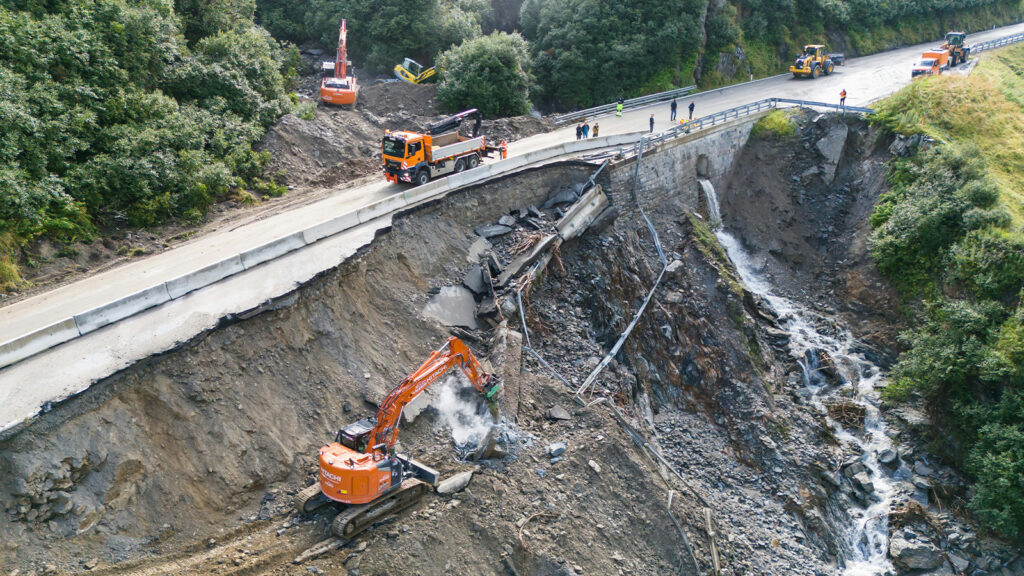 Das Bild zeigt den zerstörten Arlbergpass.
