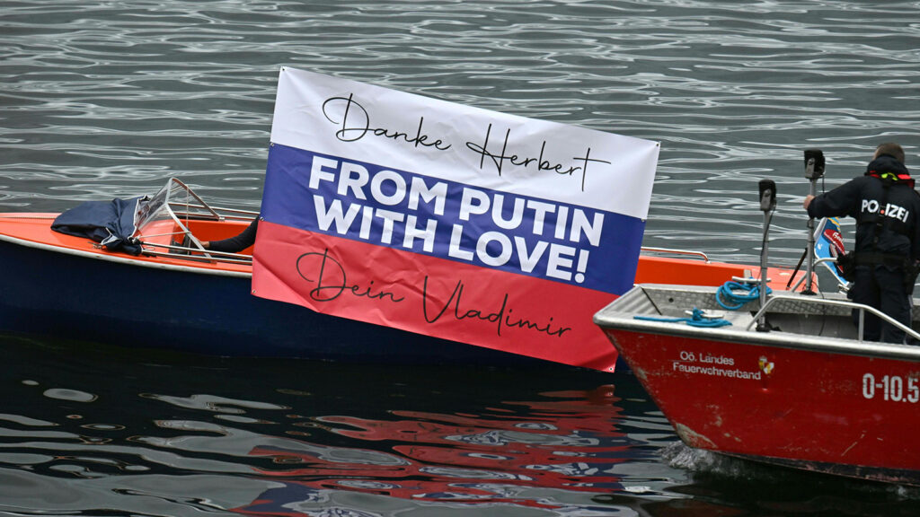 Boot mit Schild "From Putin with Love" am Attersee