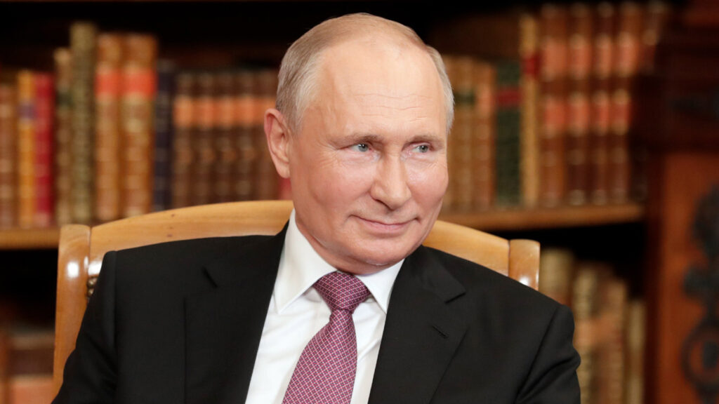 Das Foto zeigt einen lachenden Vladimir Putin.