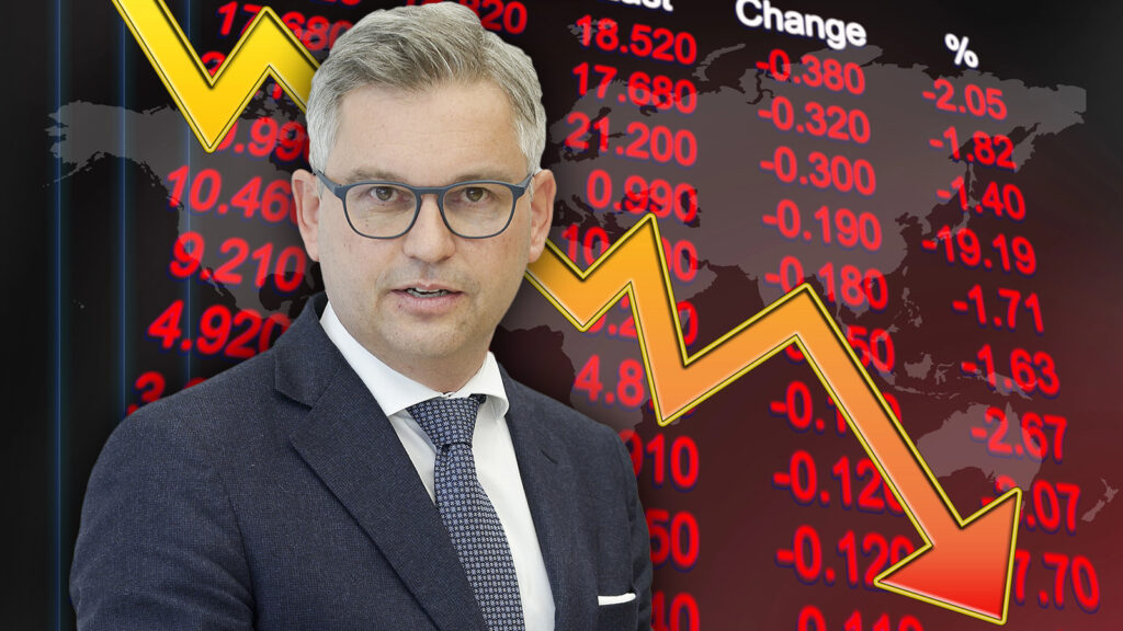 Das Bild zeigt Magnus Brunner, im Hintergrund zeigt ein roter Pfeil nach unten.