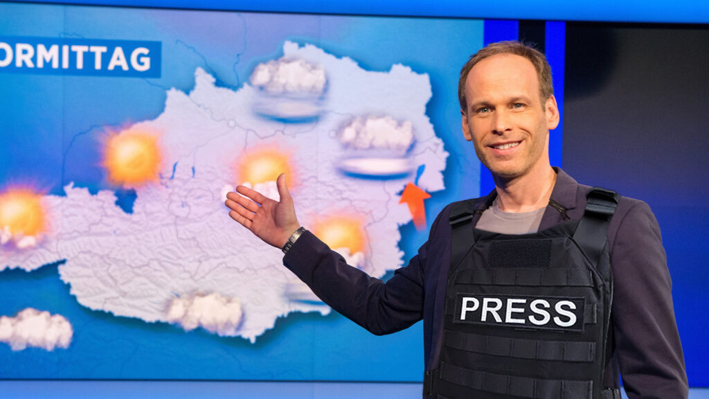 Marcus Wadsak moderiert das Wetter und trägt eine Presseweste.