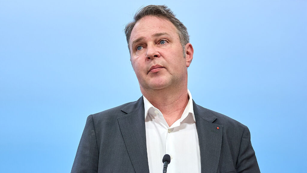 Andreas Babler schaut traurig-genervt in die Kamera.