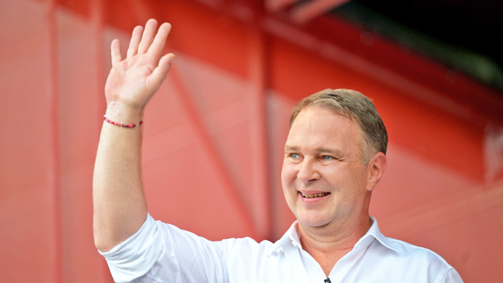 Andreas Babler lacht verzwickt und winkt.