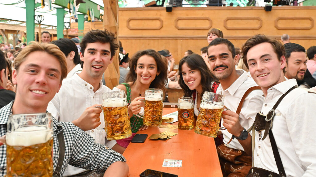 Das Bild zeigt eine Gruppe junger Menschen am Münchner Oktoberfest,