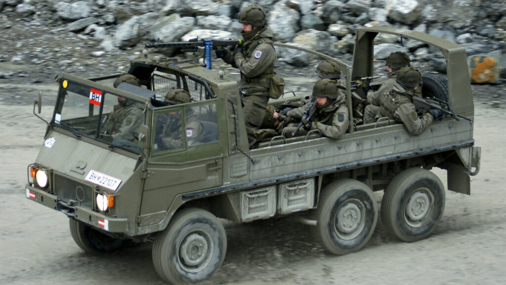 Bundesheer Pinzgauer Fahrzeug mit Soldaten drin