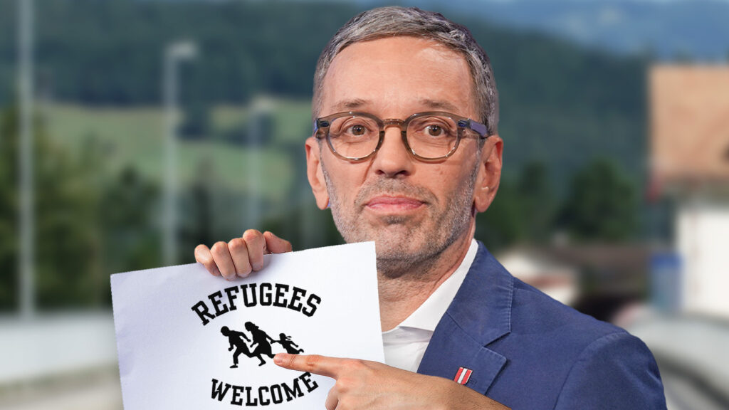 Kickl steht mit einem Refugees Welcome Schild am Grenzübergang.