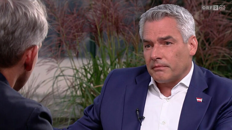 Karl Nehammer sitzt gegenüber von Moderator Martin Thür.