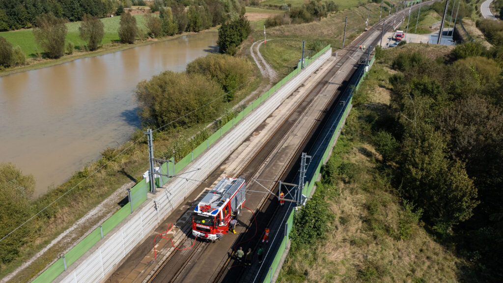 Das Bild zeigt die beschädigte Westbahnstrecke.