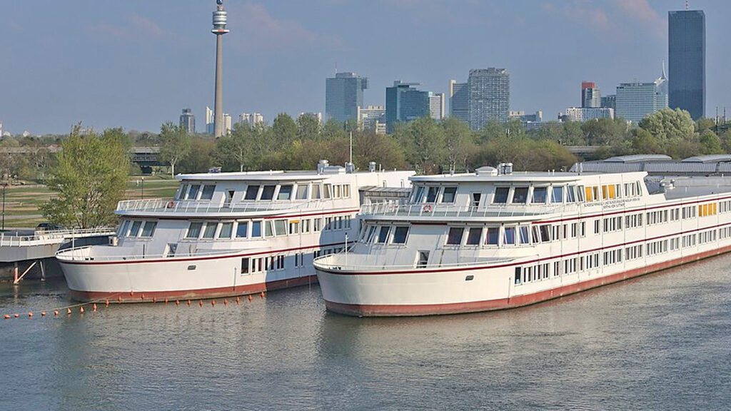 Das Bild zeigt das Wiener Schulschiff auf der Donauinsel.
