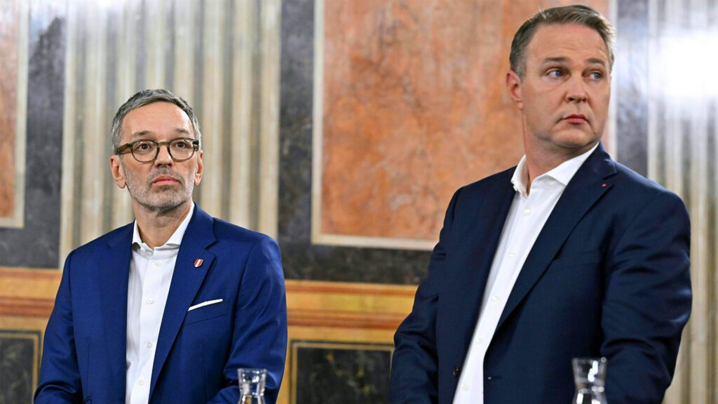 Kickl und Babler stehen schweigend nebeneinander