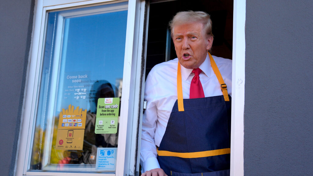 Donald Trump spricht aus dem Fenster eines McDonalds Drive-Ins.