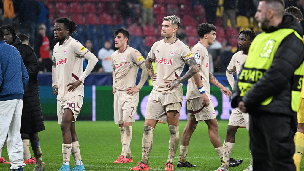 Enttäuschte Spieler von RB Salzburg am Spielfeld nach dem Match