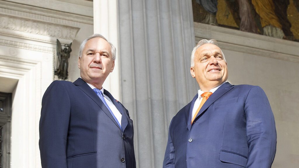 Walter Rosenkranz und Viktor Orban stehen vor dem österreichischen Parlament.