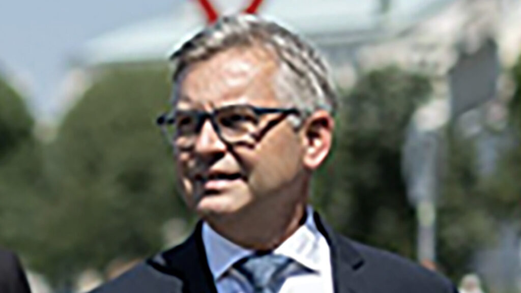 Ein sehr schlecht aufgelöstes Bild von Magnus Brunner.