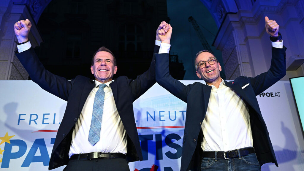 Das Bild zeigt Harald Vilimsky und Herbert Kickl beim feiern.