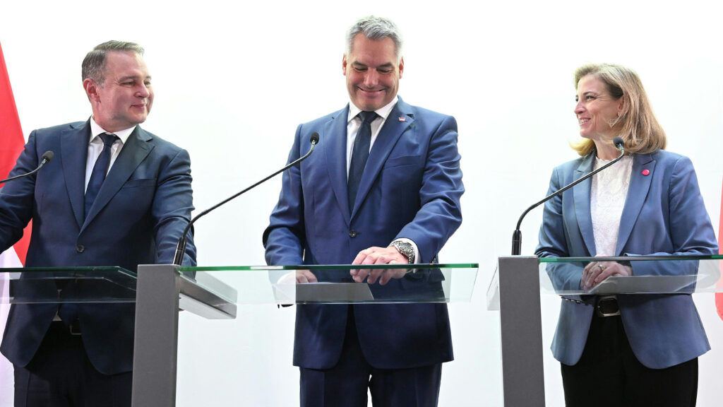 Das Bild zeigt die drei Parteichef:innen von SPÖ, ÖVP, NEOS