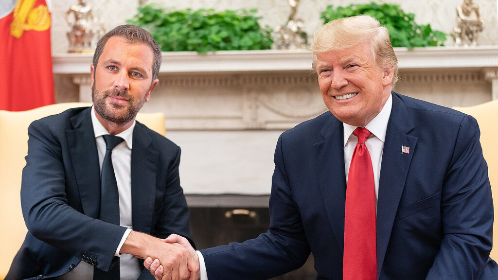 Dornauer und Trump schütteln sich im weißen Haus die Hand.