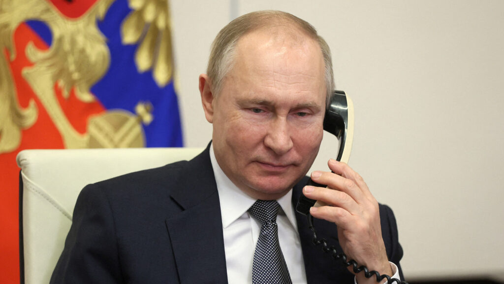 Das Bild zeigt Putin am Telefon.