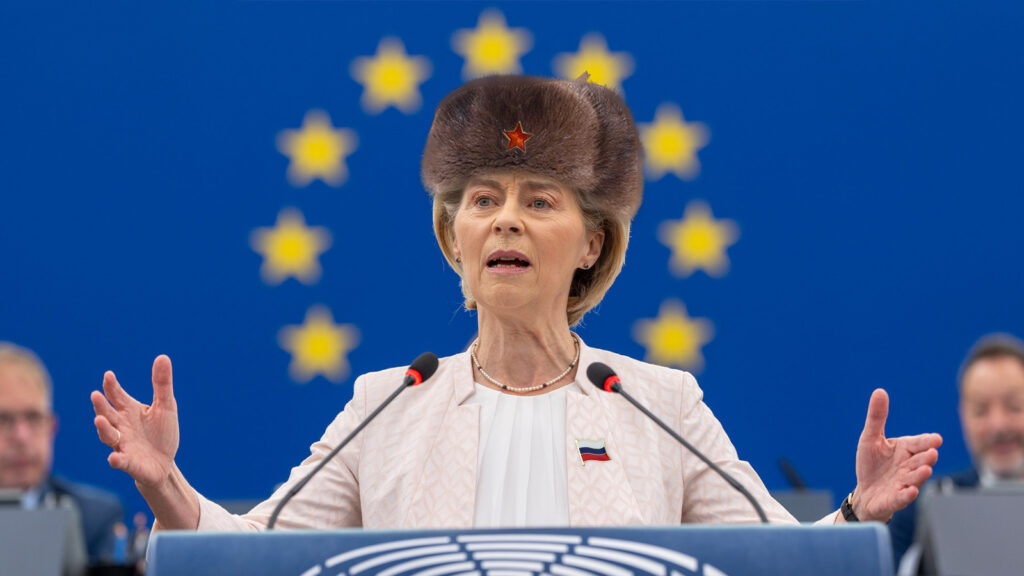 Kommissionspräsidentin Ursula von der Leyen hält eine Rede im EU-Parlament. Sie trägt eine russische Fellmütze und einen Pin der russischen Flagge.