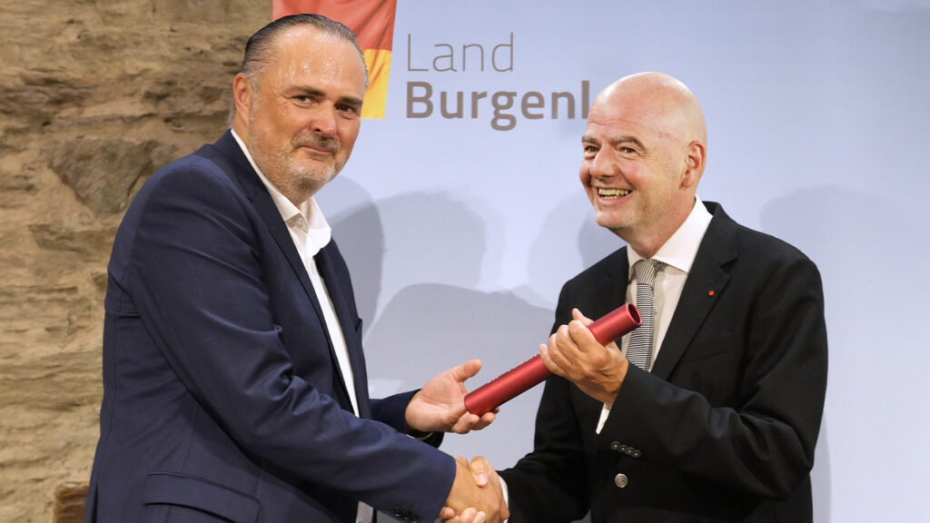 Das Bild zeigt FIFA Chef Infantino und Doskozil beim besiegeln des Deals.