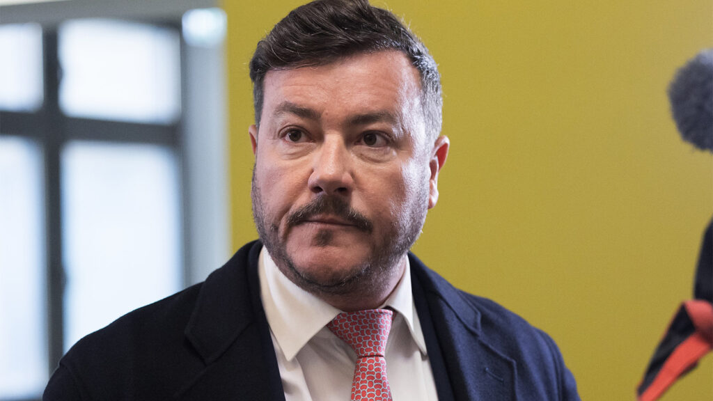 René Benko schaut bestürzt