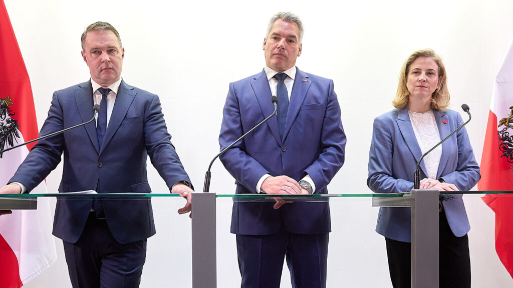 Babler, Nehammer und Meinl-Reisinger bei einer Pressekonferenz.