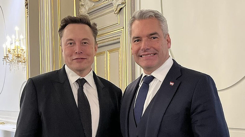 Das Bild zeigt Musk und Nehammer innig posieren.