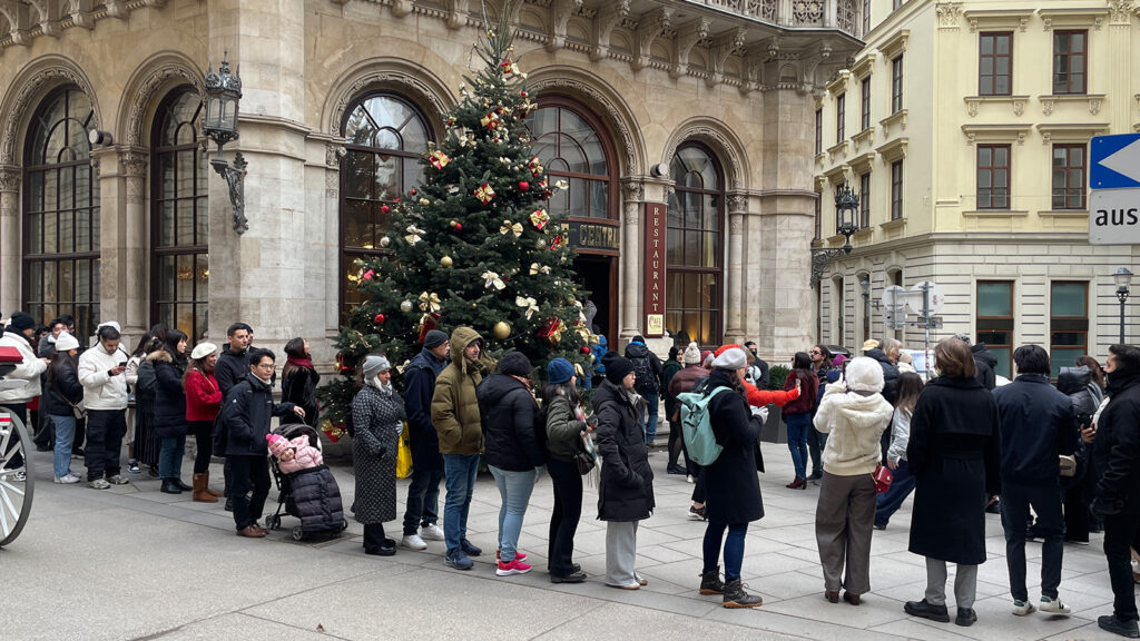 Schlange vor dem Café Central