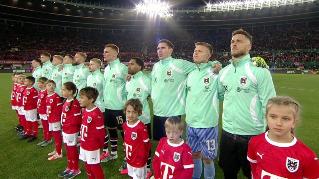 ÖFB-Team bei der Hymne vor einem Fußballspiel