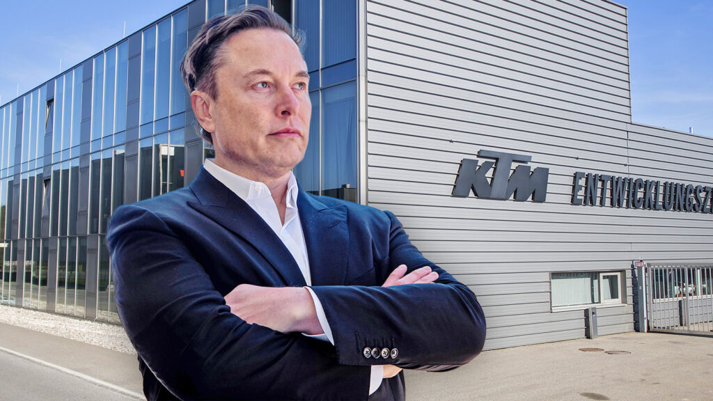 Elon Musk neben einem KTM-Gebäude