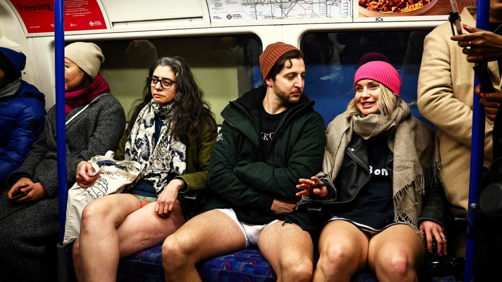 Das Bild zeigt Menschen in der Londoner U-Bahn ohne Hosen.
