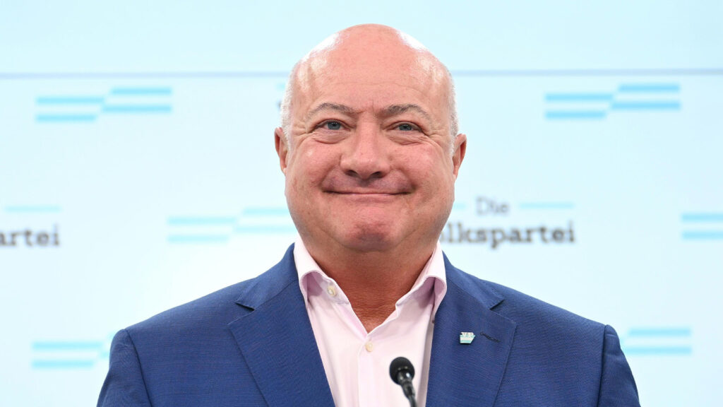 Das Bild zeigt einen selbstzufrieden lächelnden Christian Stocker.