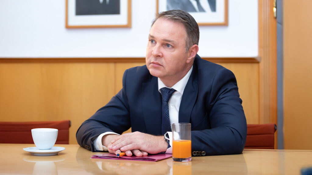 Das Bild zeigt Andreas Babler in einer Interview-Situation.